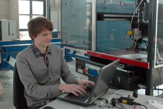 Wie seine Kommilitonen absolvierte Tim Hebbeler parallel zum Studium eine Ausbildung. Er erlernte den Beruf des Elektronikers für Geräte und Systeme bei der Firma Systec in Münster. (Foto: FH Münster/Pressestelle)